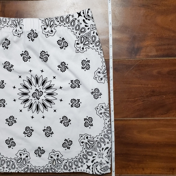 Forever 21 White Bandana High Waisted Skirt - Picture 4 of 6